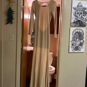 Long sleeved, open-back long dress sparkly gold